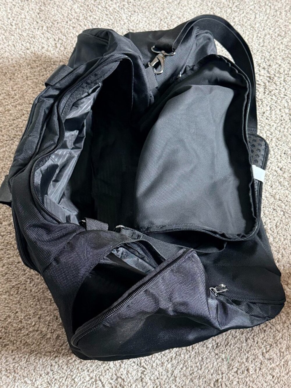 NWT 2013 TaylorMade Players Medium Duffle bag featuring multi-brand golf